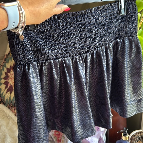 TCEC navy printed flowy shorts- Size s boutique faux leather short skort new - Picture 3 of 7